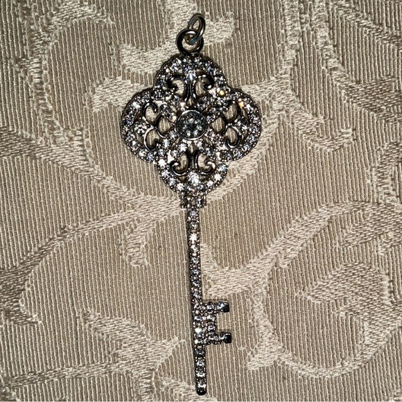 Sterling silver 925 key with CZ’s - beautiful sparkle - Picture 1 of 4